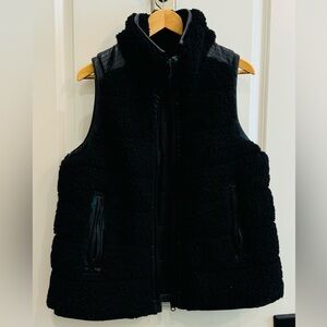 Tuckernuck Reversible Fleece Vest. Size Medium. Color Black